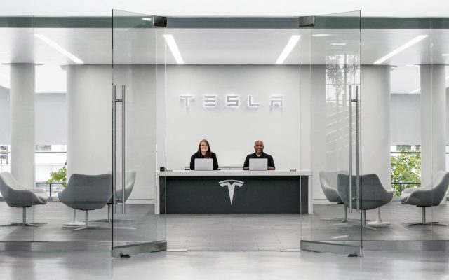 Accident de travail chez Tesla : un employé réclame 51 millions de dollars après une agression par un robot