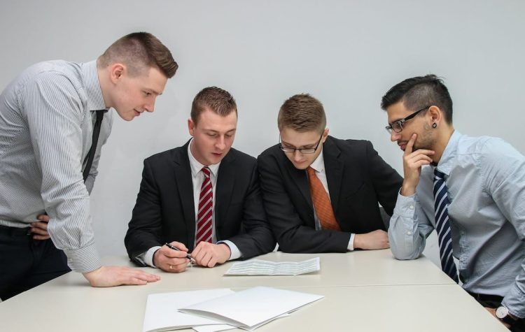 Les clauses juridiques essentielles pour protéger efficacement votre auto-entreprise