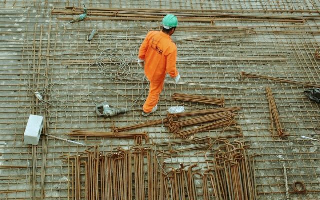 Comment choisir entre agrandir sa maison ou déménager en 2026